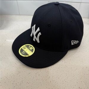 New Era NY Yankees Fitted 7 1/2 low profile Cap in Black & White